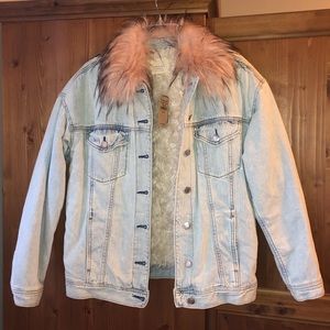 Jean jacket with faux fur lining